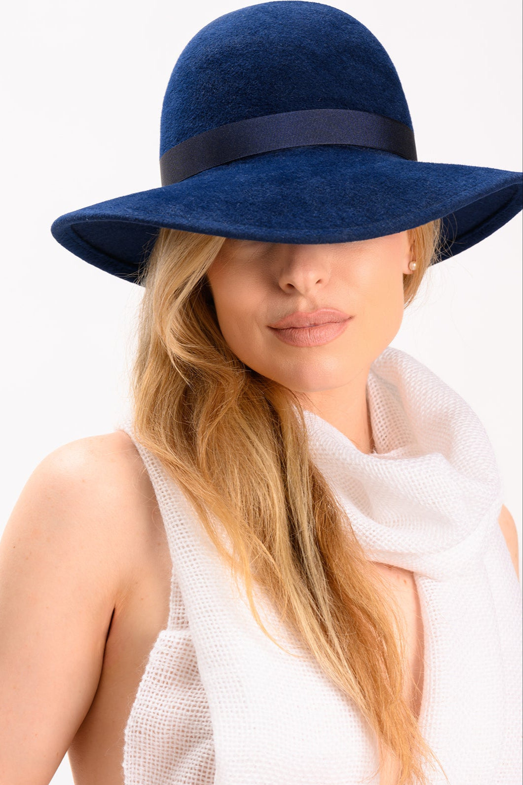 white fringed handwoven scarf



