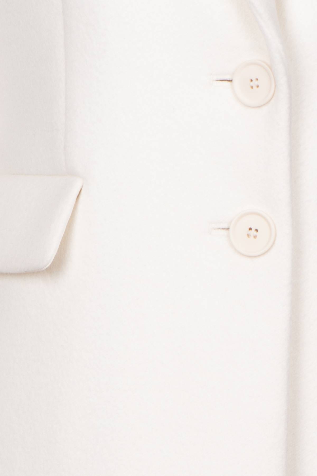 The high-quality white cashmere coat features a front button fastening.